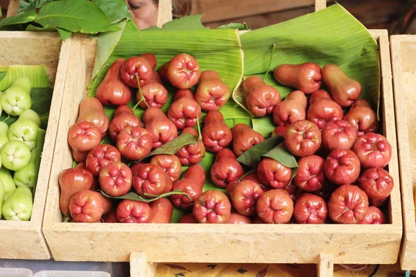 Manzana rosa fruta dulce en el mercado — Foto de Stock