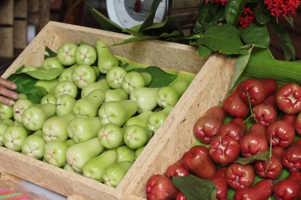 Manzana rosa fruta dulce en el mercado — Foto de Stock