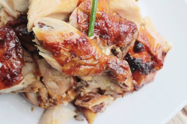 Kızartma tavuk kesim tabağına lezzetlidir