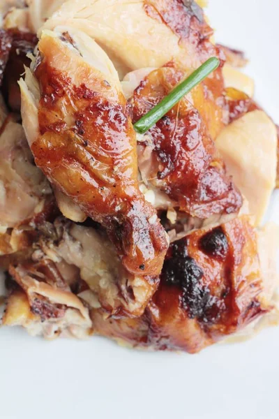 Corte de frango assado é delicioso em prato — Fotografia de Stock