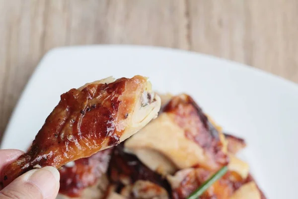 Ayam panggang dipotong lezat di piring — Stok Foto
