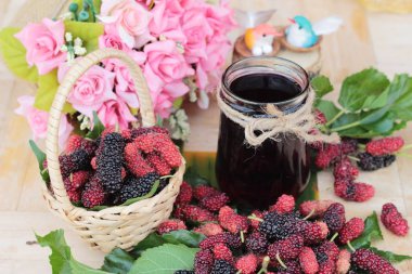 Dut suyu ve taze dut lezzetli