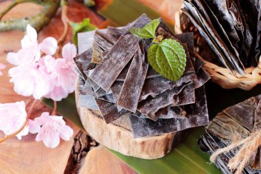 Ahşap arka plan üzerinde yemek pişirmek için kurutulmuş yosun