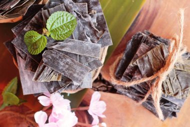 Ahşap arka plan üzerinde yemek pişirmek için kurutulmuş yosun