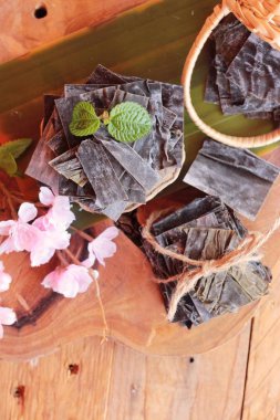 Ahşap arka plan üzerinde yemek pişirmek için kurutulmuş yosun