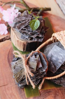 Ahşap arka plan üzerinde yemek pişirmek için kurutulmuş yosun