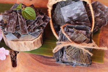 Ahşap arka plan üzerinde yemek pişirmek için kurutulmuş yosun