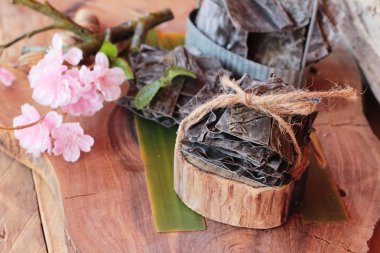 Ahşap arka plan üzerinde yemek pişirmek için kurutulmuş yosun