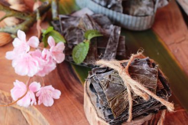 Ahşap arka plan üzerinde yemek pişirmek için kurutulmuş yosun