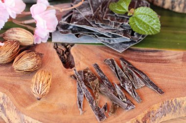 Ahşap arka plan üzerinde yemek pişirmek için kurutulmuş yosun