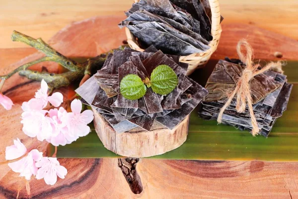 Alghe secche per cucinare su fondo legno — Foto Stock