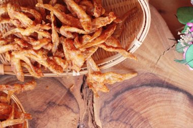 Kızarmış Balık ahşap arka plan üzerinde lezzetlidir