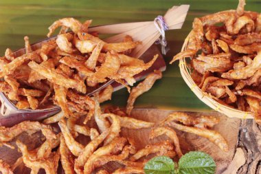 Kızarmış Balık ahşap arka plan üzerinde lezzetlidir