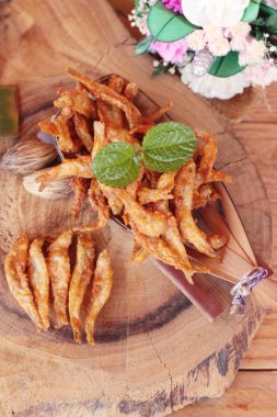 Kızarmış Balık ahşap arka plan üzerinde lezzetlidir