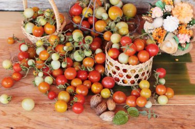 Ahşap arka plan üzerinde yemek için taze domates