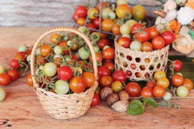 Ahşap arka plan üzerinde yemek için taze domates