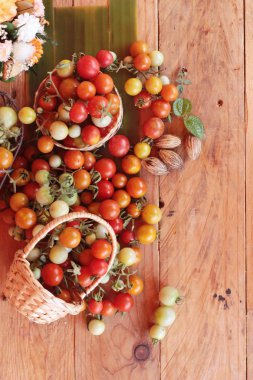 Ahşap arka plan üzerinde yemek için taze domates