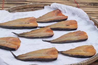 Pazarda kurutulmuş balık.