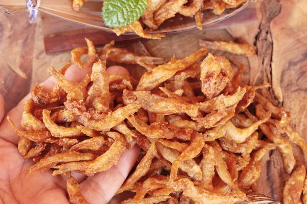 El pescado frito es sabroso sobre fondo de madera —  Fotos de Stock