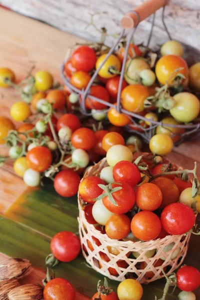 Tomates frescos para cocinar sobre fondo de madera — Foto de Stock