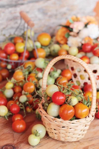 Свежие помидоры для приготовления пищи на деревянном фоне — стоковое фото