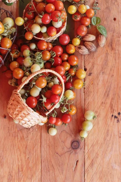 Fresh tomatoes for cooking on wood background — Stock Photo, Image