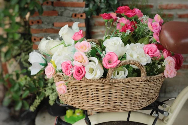 Красиві вінтажні троянди зі штучних квітів — стокове фото