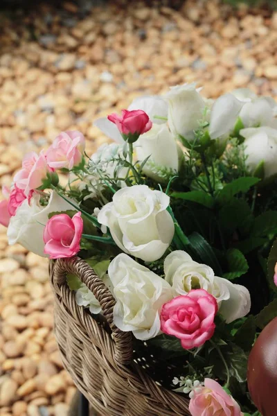Vackra vintage rosor konstgjorda blommor — Stockfoto
