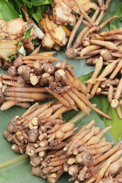 Vinger wortel en gember in de markt — Stockfoto