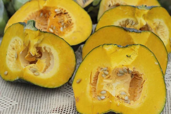 Verse pompoen voor het koken op de markt — Stockfoto