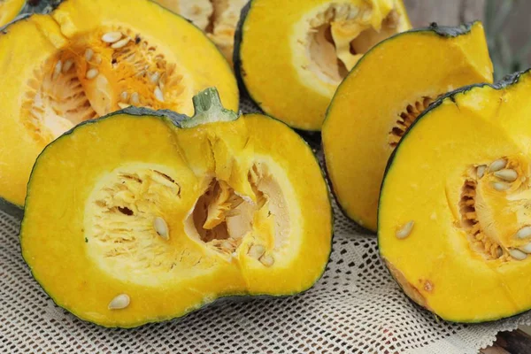 Zucca fresca per cucinare nel mercato — Foto Stock