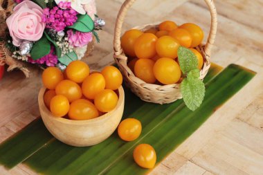 Ahşap arka plan üzerinde organik sarı domates