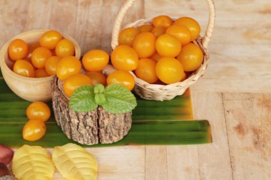 Ahşap arka plan üzerinde organik sarı domates