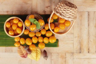 Ahşap arka plan üzerinde organik sarı domates