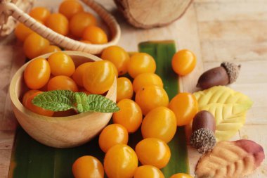 Ahşap arka plan üzerinde organik sarı domates