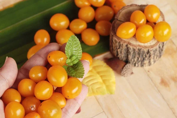 Tomates frescos amarillos ecológicos sobre fondo de madera — Foto de Stock