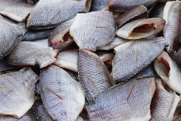 Torkad fisk på marknaden — Stockfoto