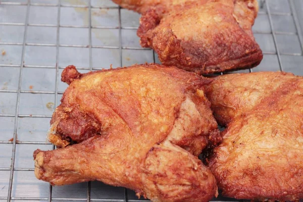 Ayam goreng lezat di pasar — Stok Foto