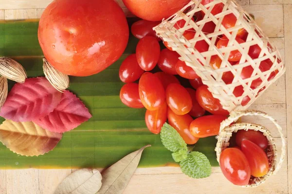 Frische rote Tomaten organisch auf Holz Hintergrund — Stockfoto