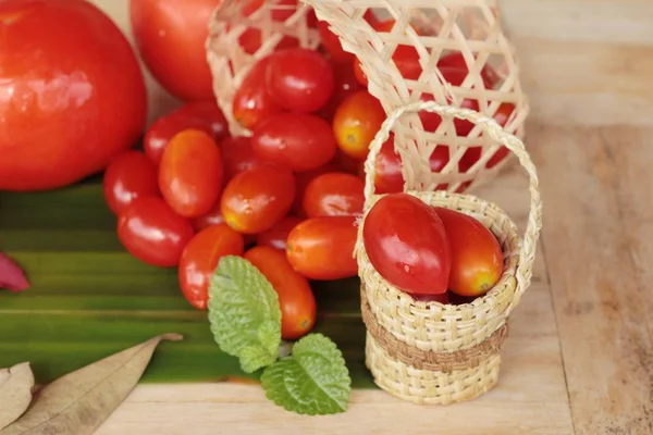 Färska röda tomater ekologiska på trä bakgrund — Stockfoto