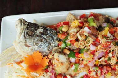 Baharatlı kızarmış balığı lezzetlidir