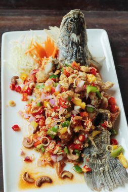 Baharatlı kızarmış balığı lezzetlidir