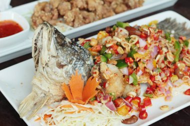 Baharatlı kızarmış balığı lezzetlidir