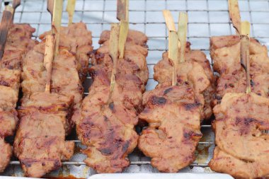 belgili tanımlık çarşı içinde kavrulmuş domuz eti lezzetlidir