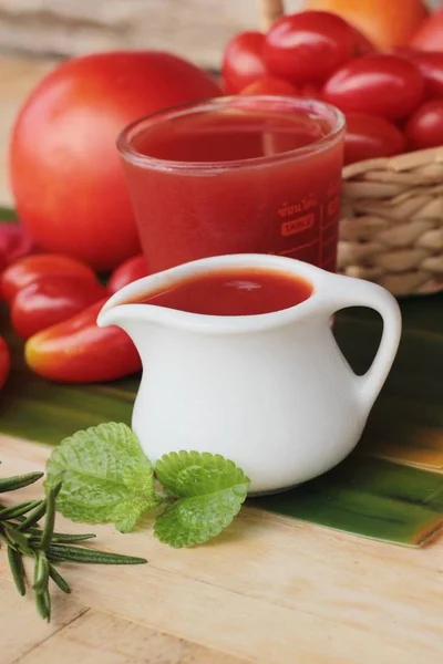 El jugo de tomate con tomates frescos es sabroso — Foto de Stock