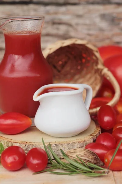 El jugo de tomate con tomates frescos es sabroso —  Fotos de Stock