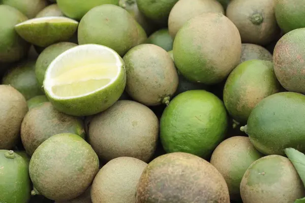 Limón fresco en el mercado —  Fotos de Stock