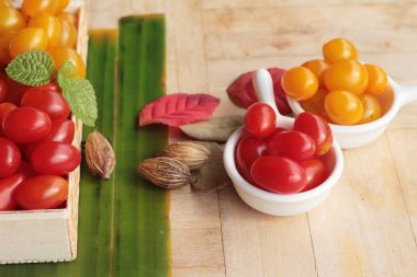 Ahşap arka plan üzerinde organik kırmızı ve sarı domates