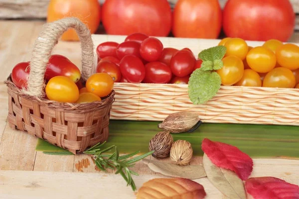 Tomates rojos y amarillos ecológicos sobre fondo de madera — Foto de Stock