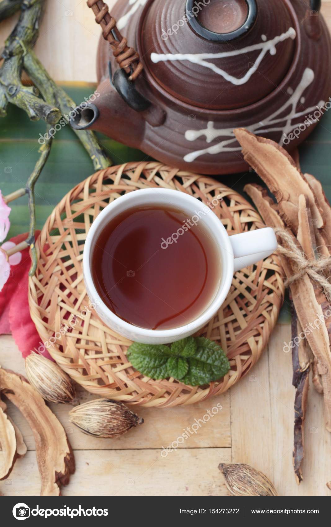 Lingzhi mushroom tea Ganoderma lucidum for health — Stock Photo